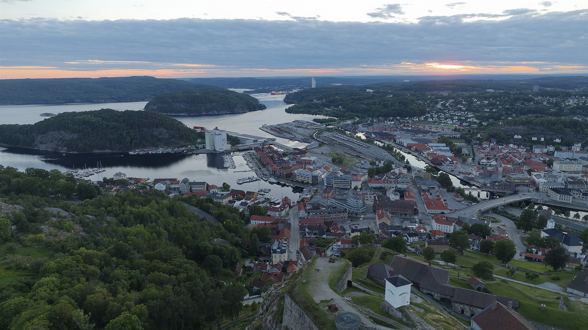 Halden sentrum og festningen sett fra lufta en kveld