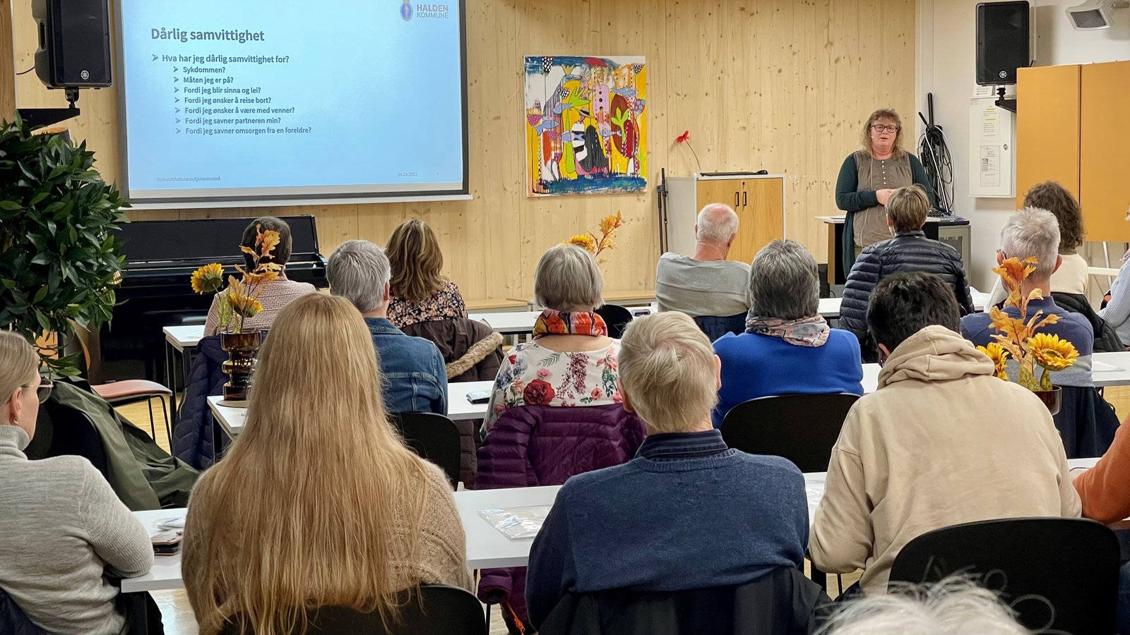 Anette Woldheim underviser pårørende i en fullsatt sal