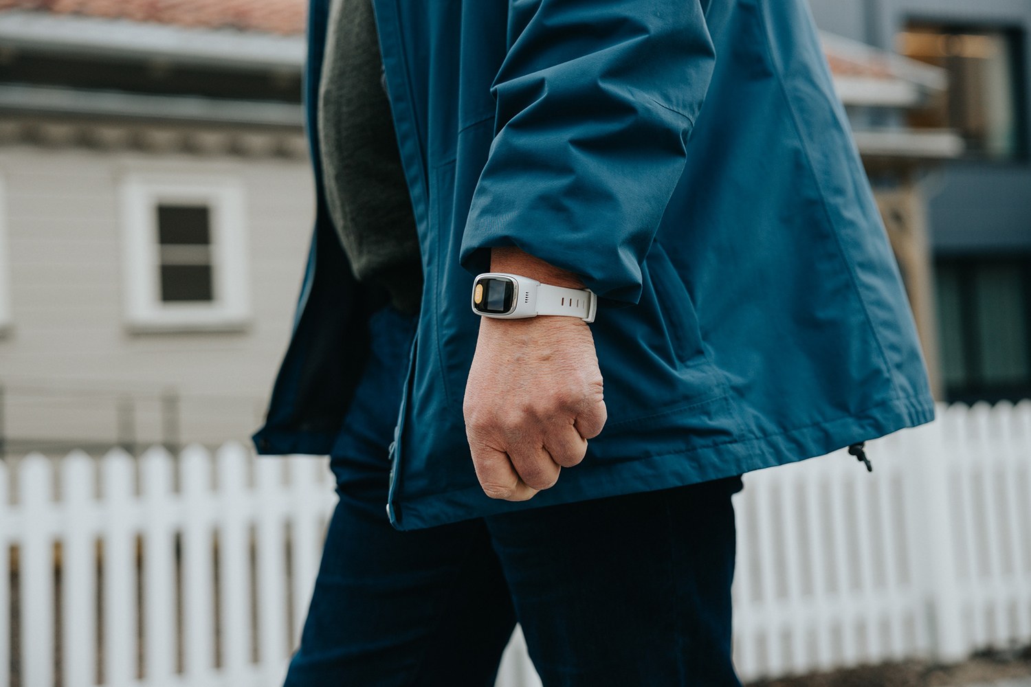 Hånd som holder en Safemate GPS-alarm med alarmknapp