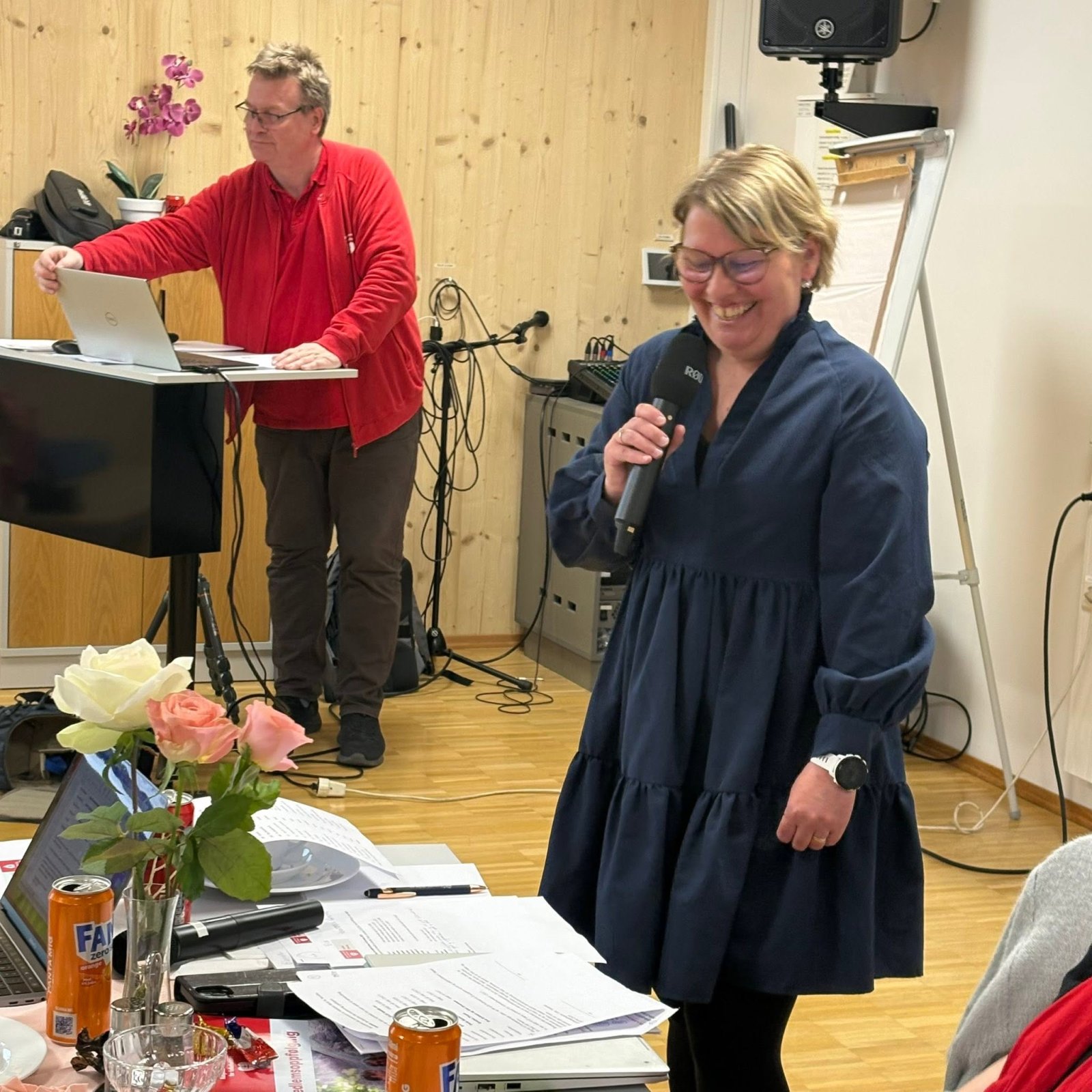 Elin Tvete taler med mikrofon