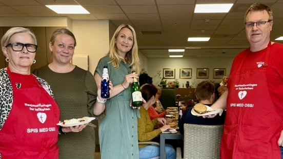 Gulli Jolma Bergstrøm, June Krosby Petersen, Christina Brynhildsen og Stein Aune samlet ved grillfesten