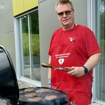 Grillmester Stein Aune ved grillen