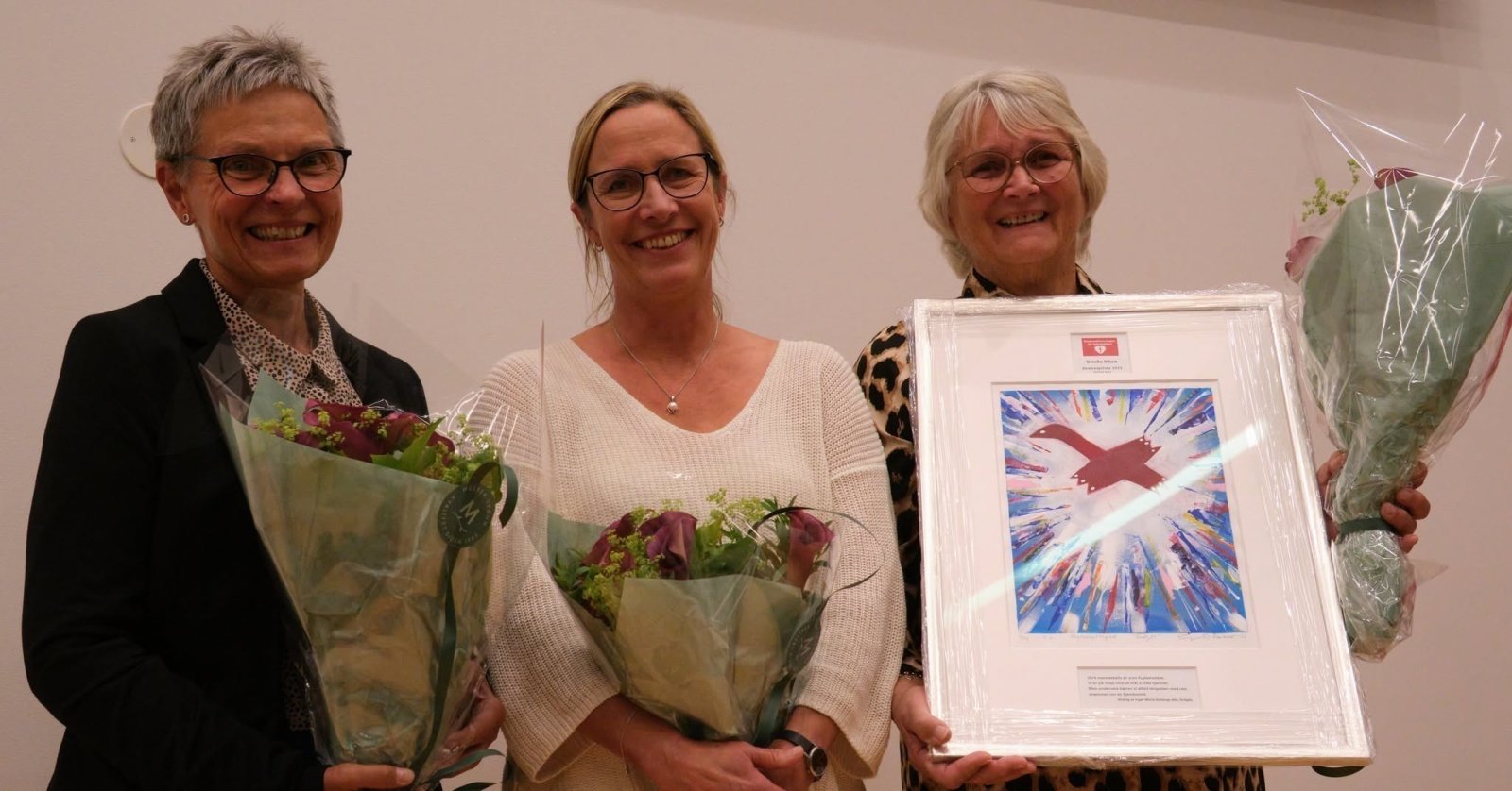 Linda Tendeland, Merete Maurland og Wenche Nilsen med blomster og Demensprisen 2023
