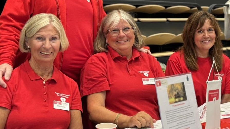 Kari Bang, Else Marie Jacobsen og Toini Johannessen ved standen i Halden arena