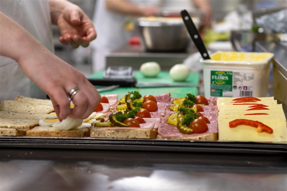 Ansatte på sentralkjøkkenet i Halden lager smørbrød
