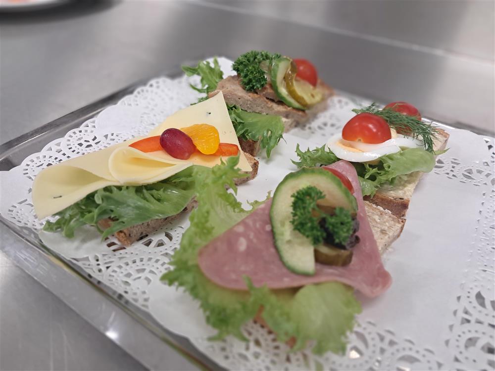 Pyntede smørbrød på brett fra sentralkjøkkenet i Halden