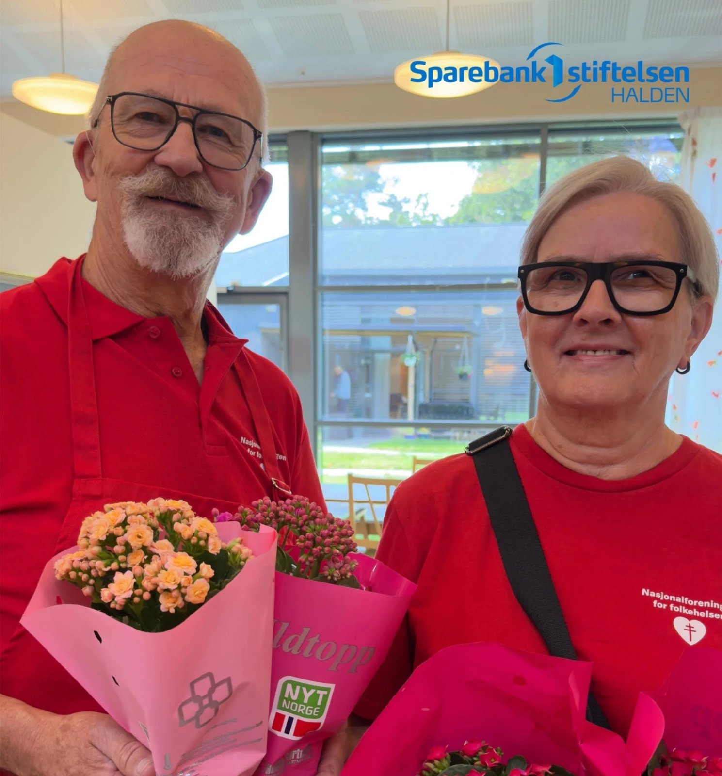 Svein Røste og Gulli Jolma Bergstrøm med blomsterbuketter