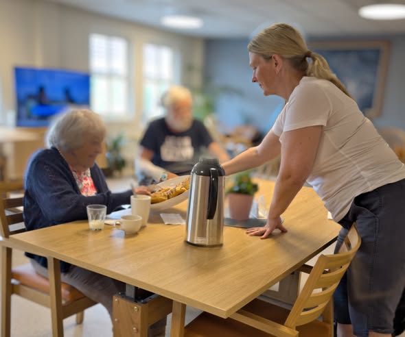 Kaffeservering ved bordet på Helsehuset