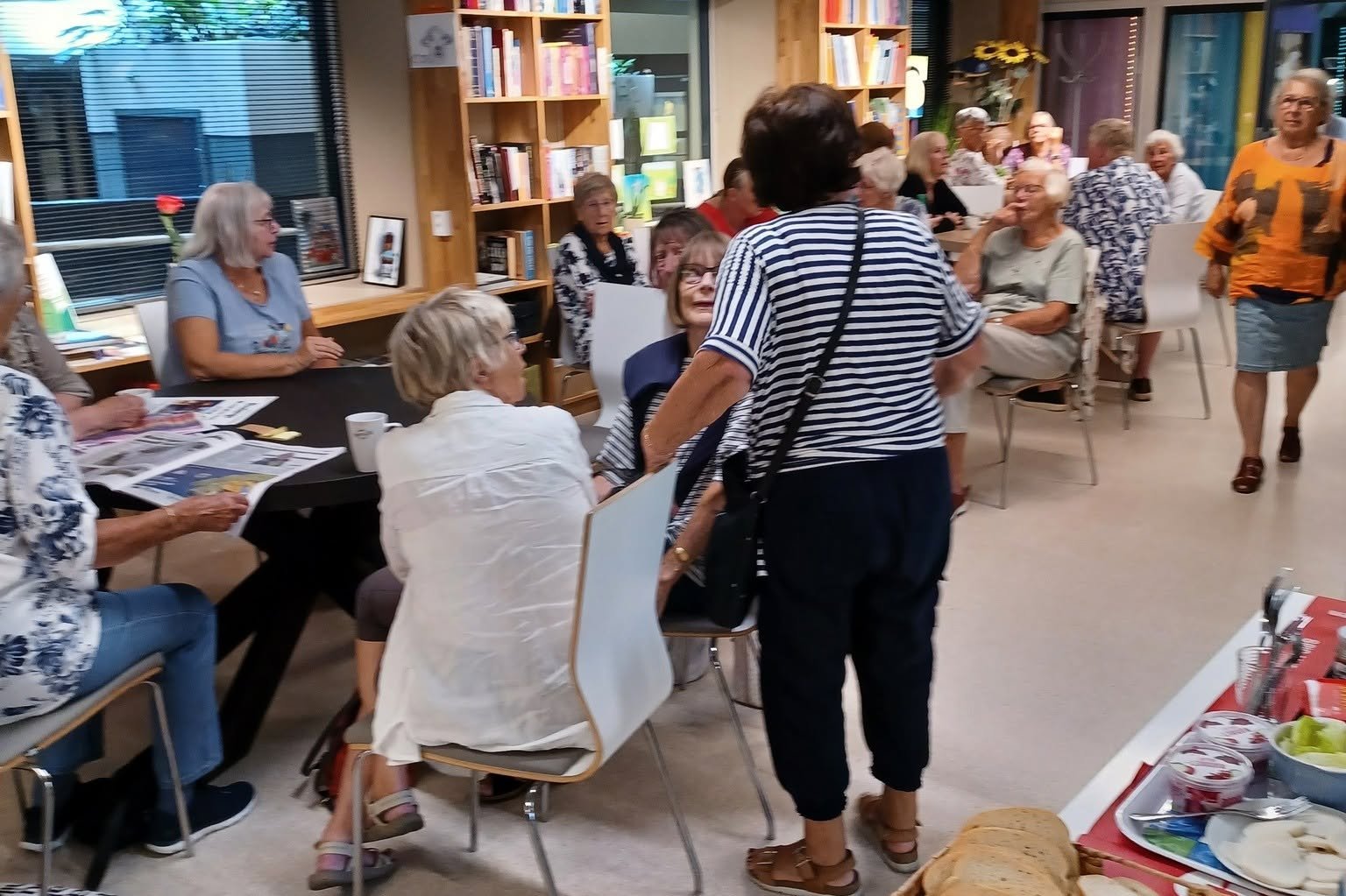 Venterommet fullt av folk på Hør og Hjelp