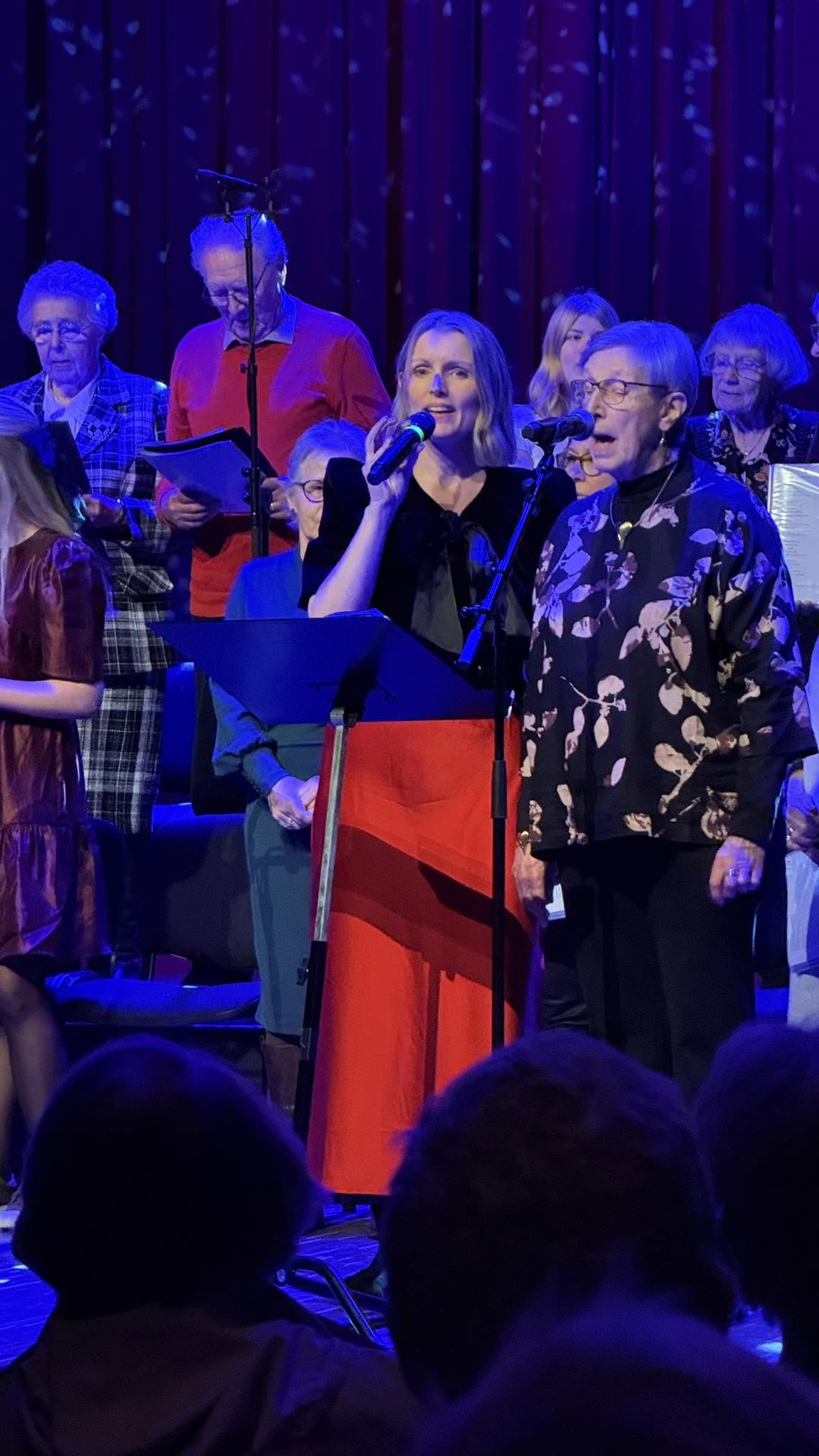 Duett under julekonserten med Halden Demenskor