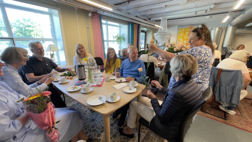 Sesongavslutning med kaker, blomster og god stemning.