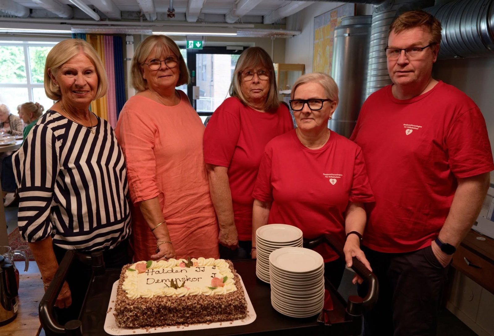 Kari Bang, Else Marie Jacobsen, Unni Marthinsen, Gulli Jolma Bergstrøm og Stein Aune med bløtkaken
