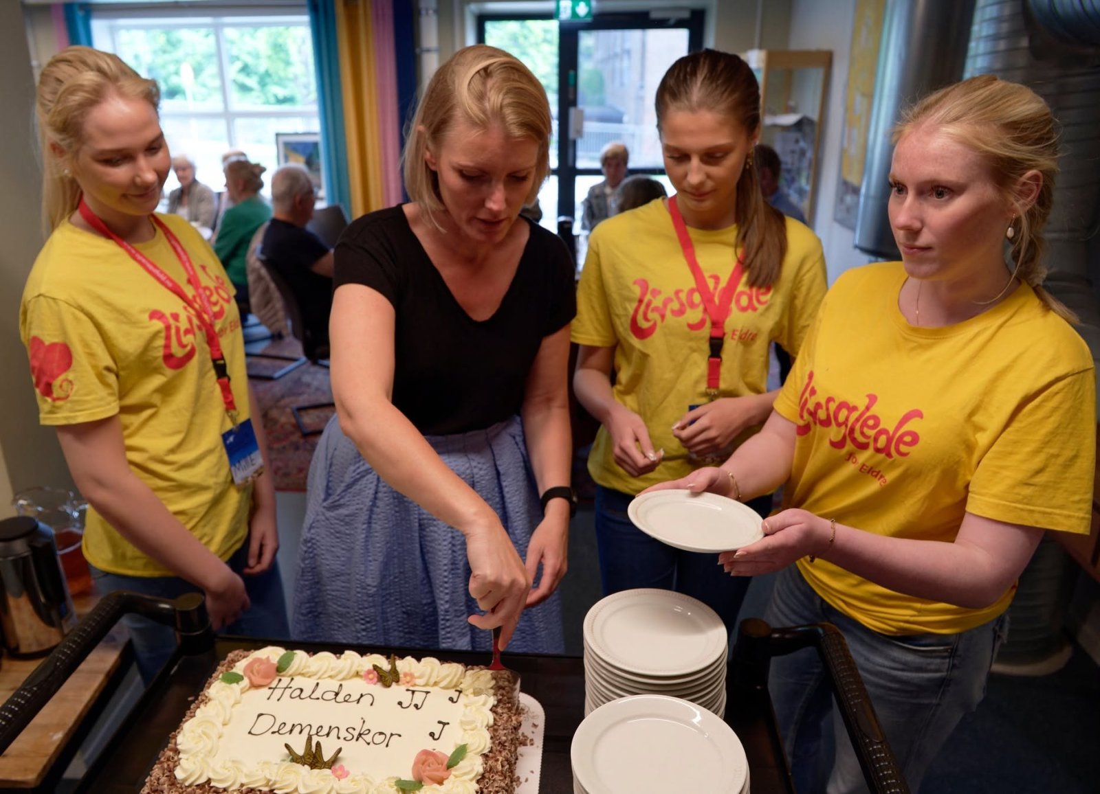 Mille Røian, Liv Renate Elnes, Leonor Freden og Marianne Furuvarp skjærer kake