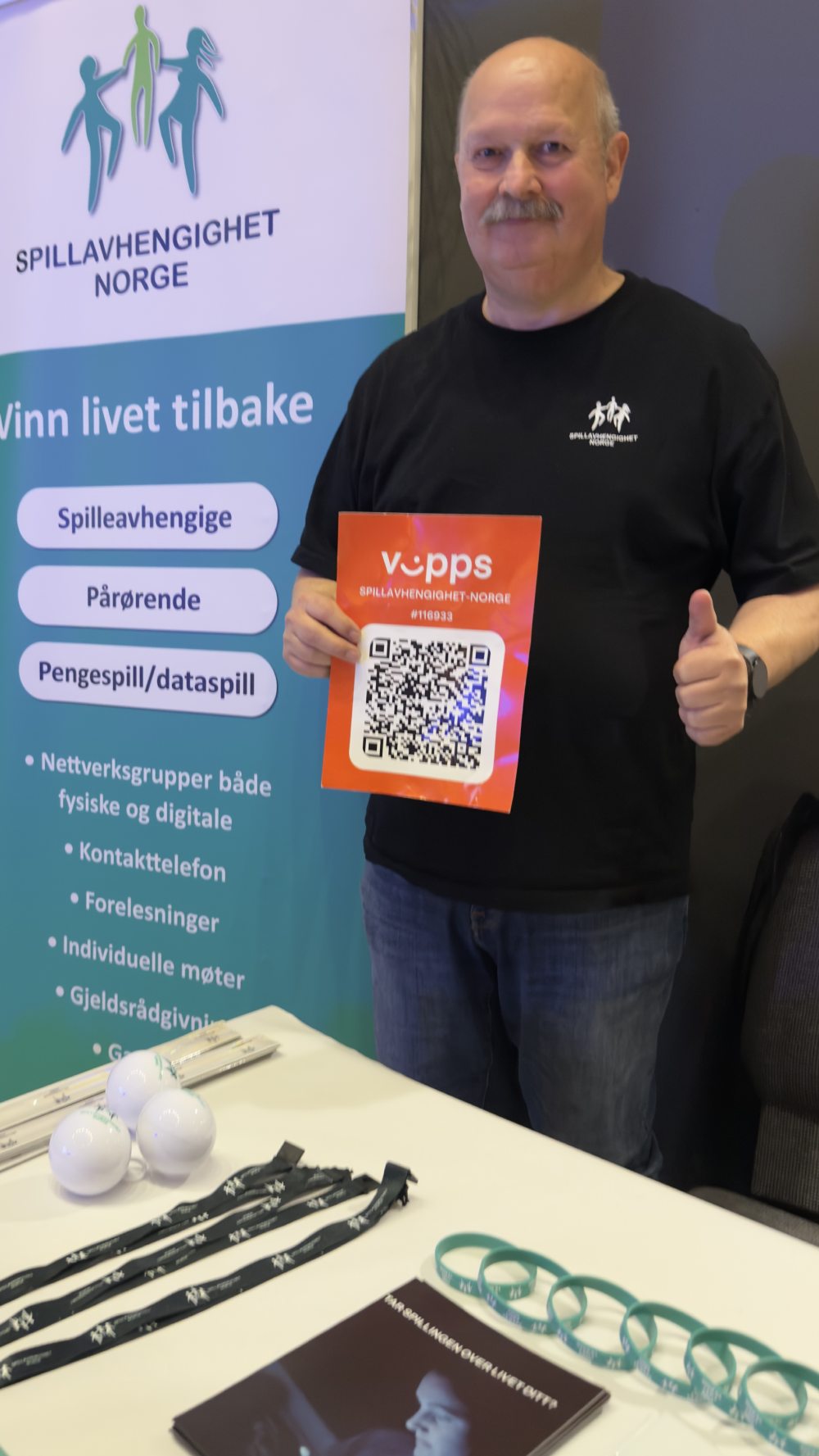 Roger Asker (Halden) ved standen til Spillavhengighet Norge.