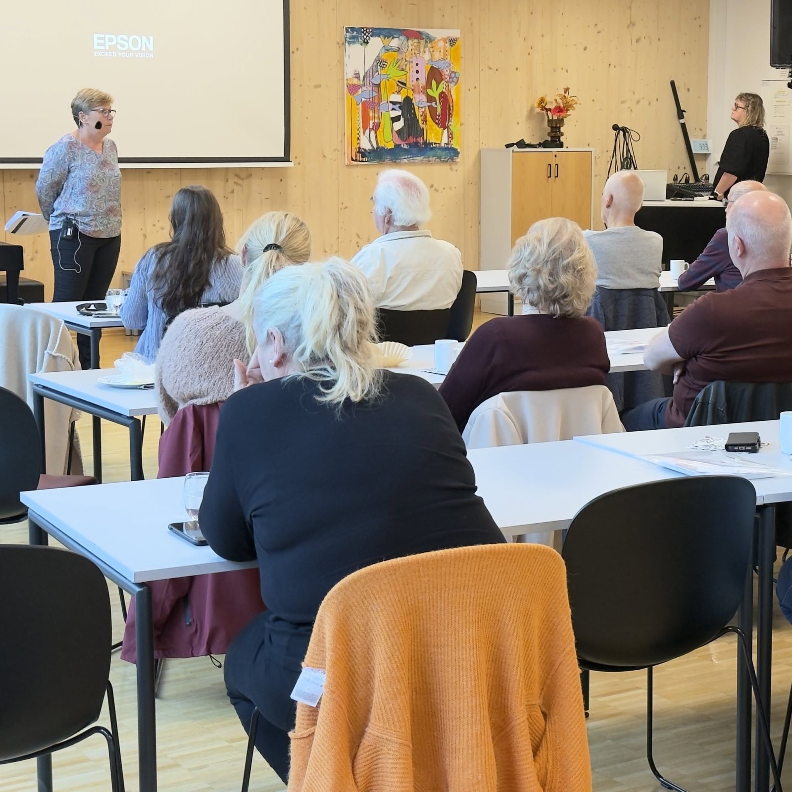 Karin Bjørnebekk holder foredrag for pårørende