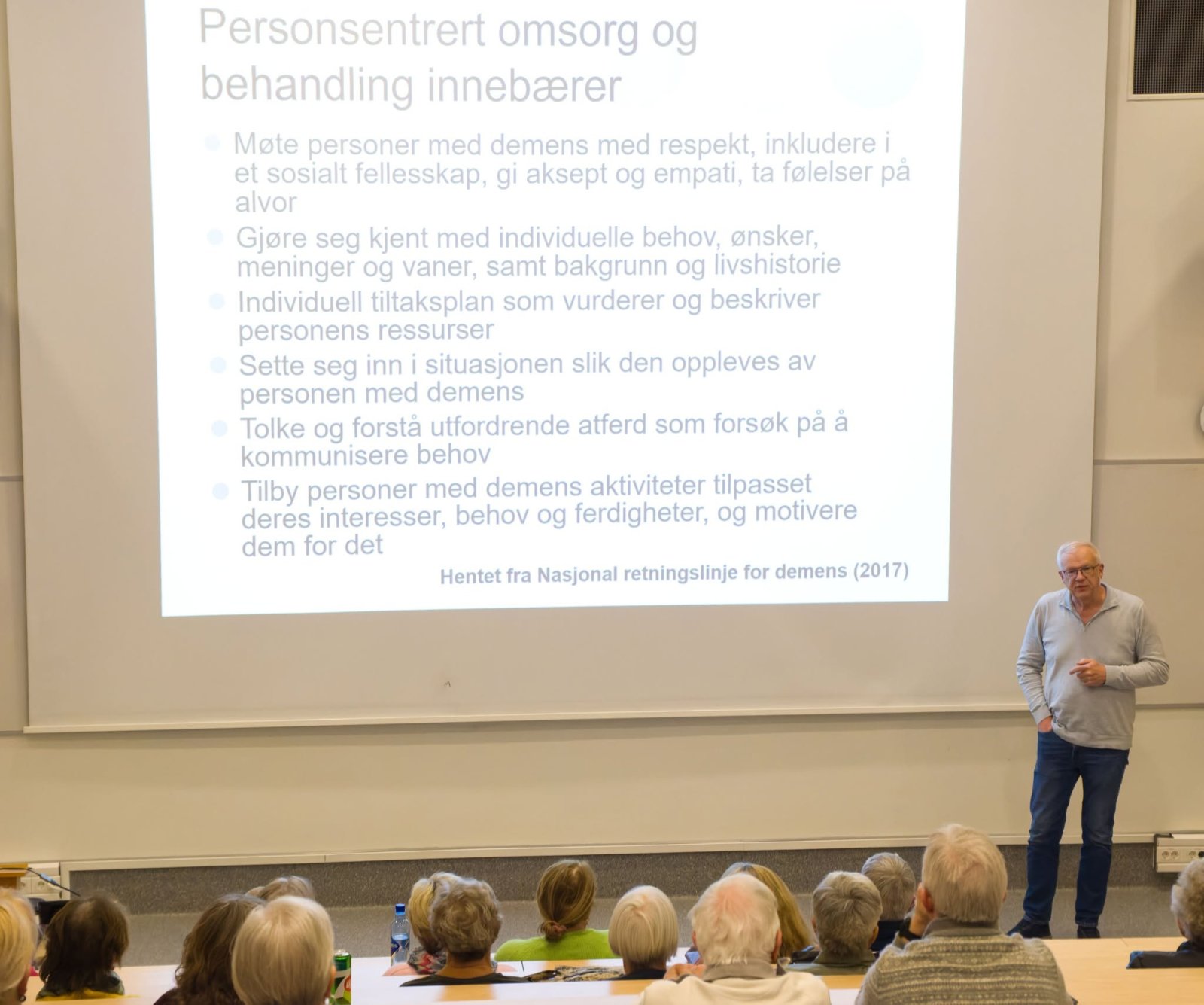 Overlege Peter Bekkhus-Wetterberg forklarer personsentrert omsorg