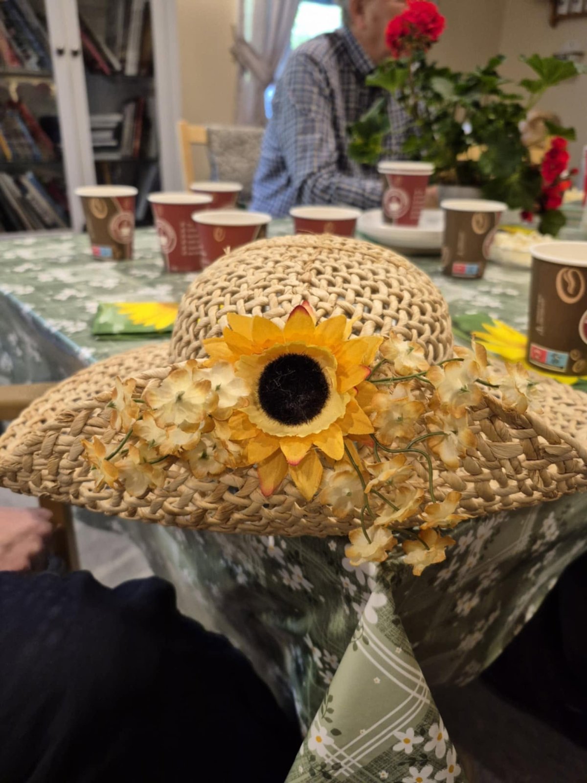 Sommerfest med hatt på Solheim senter 🌞🎩