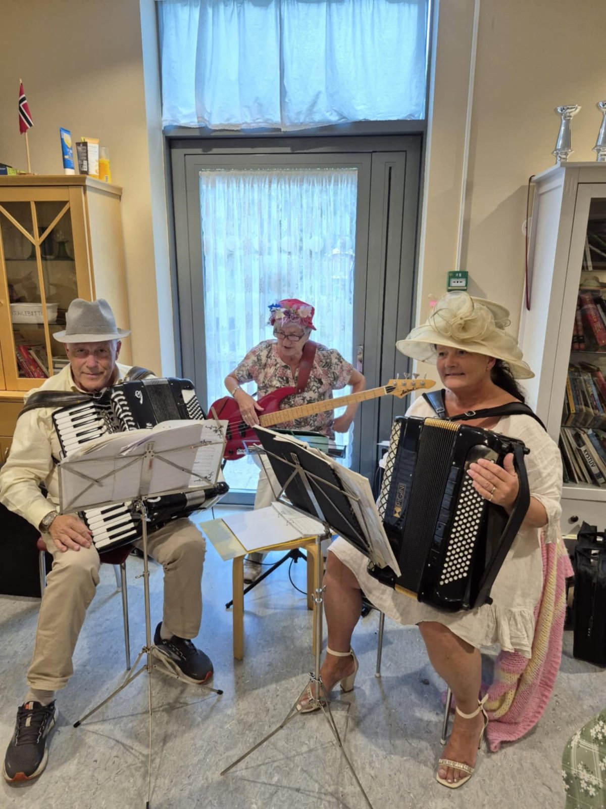 Musikerne i Marinetta med trekkspill og bass