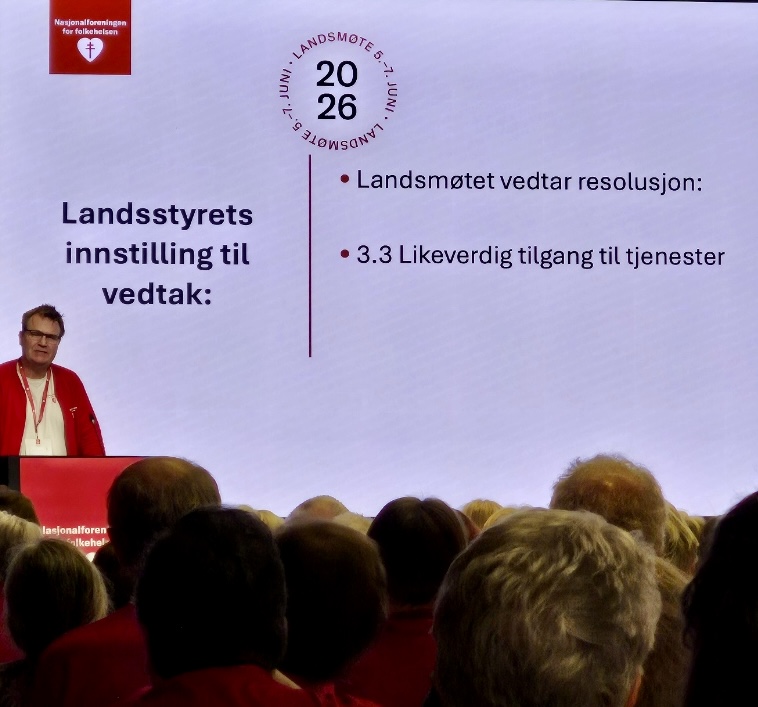 Stein Aune presenterer resolusjonen fra talerstolen på Landsmøtet 2026
